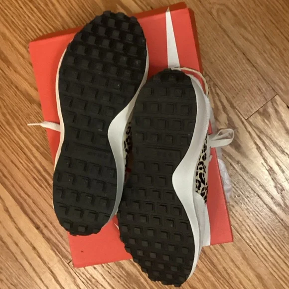 Nike White and Animal Print Waffle Debut Sneakers LN Size 7.5 - Picture 4 of 5